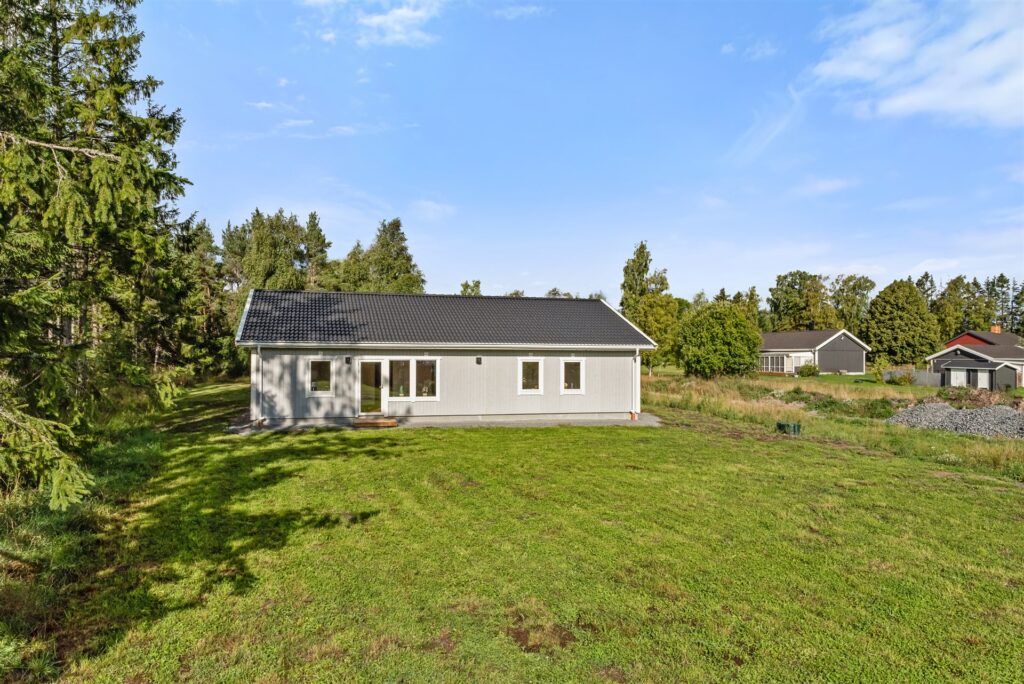 Byte av shingeltak på villa. Annetorp Gastorp