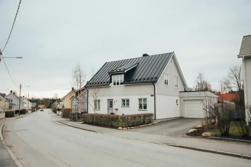 rostskyddande m lning av pl ttak i billdal hov s